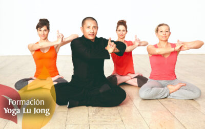 Varias personas practicando yoga Lu Jong en la misma posición