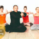 Varias personas practicando yoga Lu Jong en la misma posición